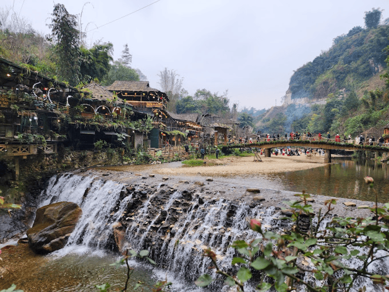 Một đoạn đường bậc thang lát đá trên Núi Hàm Rồng Sapa, có lan can vịn tay, xung quanh là cây cối